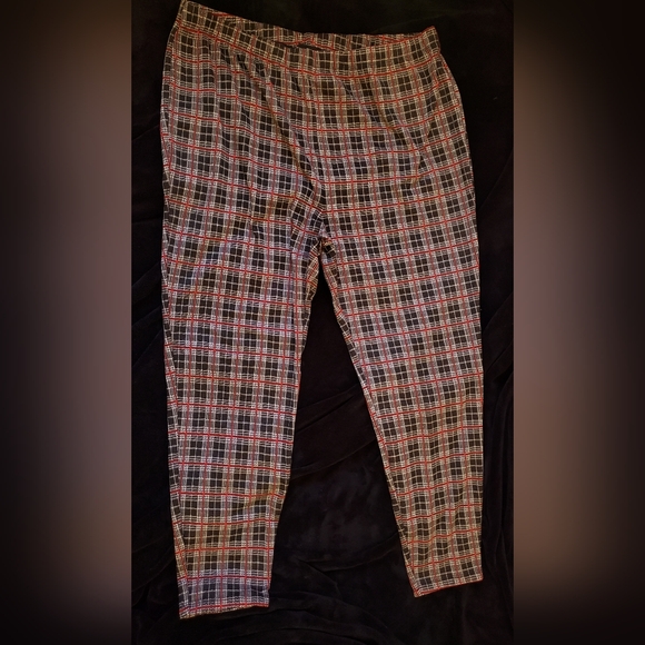 Plus Size Plaid Leggings - Picture 3 of 3